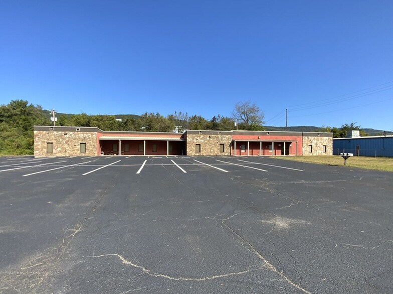 Primary Photo Of 2415 N Gateway Ave, Harriman Medical For Sale