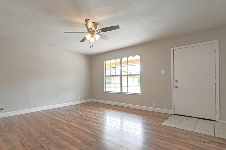 More Photos Of 8430 Round Rock Dr, Houston Apartments For Sale