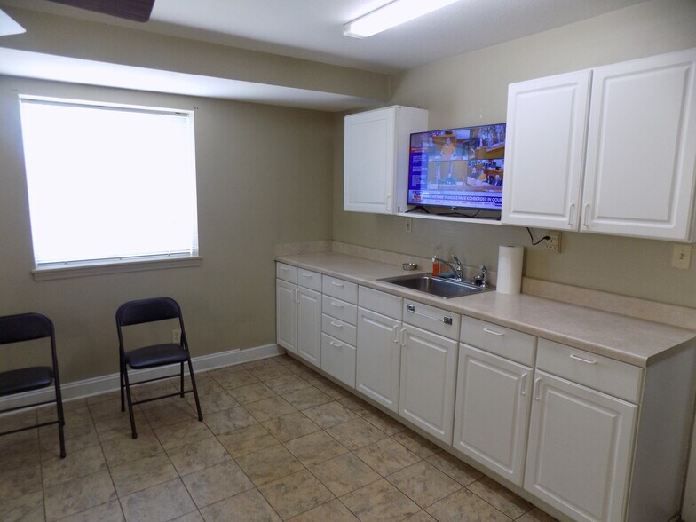 More Photos Of 1544 S Main St, Ottawa Distribution For Sale