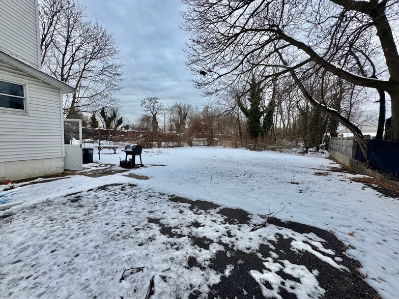 More Photos Of 622 Broadway, Amityville General Retail For Sale