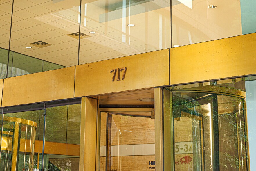 More Photos Of 717 N Harwood St, Dallas Office For Lease