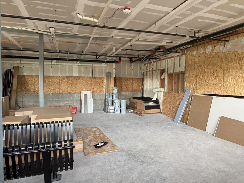 More Photos Of 200 E George Hopper Rd, Burlington Storefront Retail Office For Lease