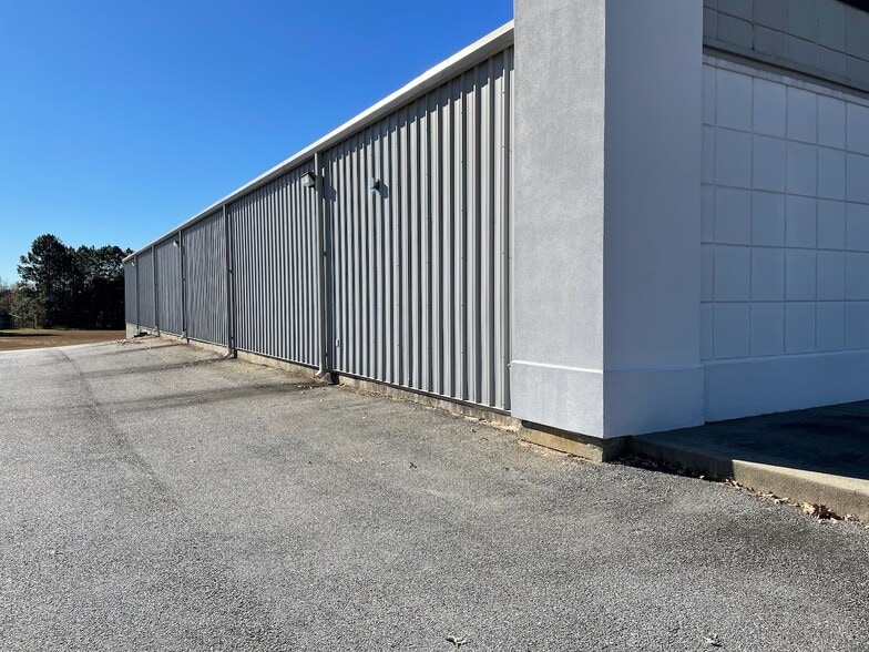 More Photos Of 6377 Oak St, Eastman Freestanding For Sale