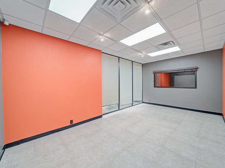 More Photos Of 2424 Lacy Ln, Carrollton Showroom For Sale