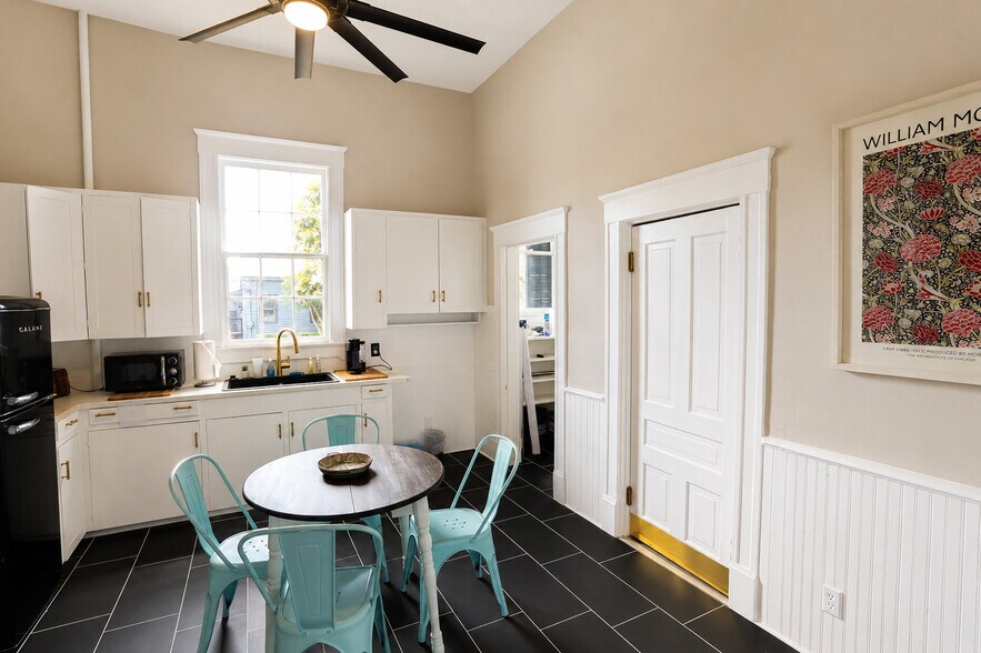 More Photos Of 700 W Garden St, Pensacola Freestanding For Lease