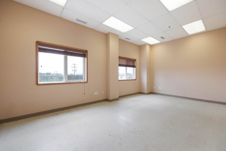 More Photos Of 105 Oak Crt, Anzac Warehouse For Sale