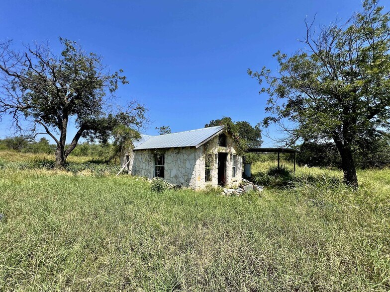 More Photos Of 17662 US 87 Hwy, Fredericksburg Flex For Sale