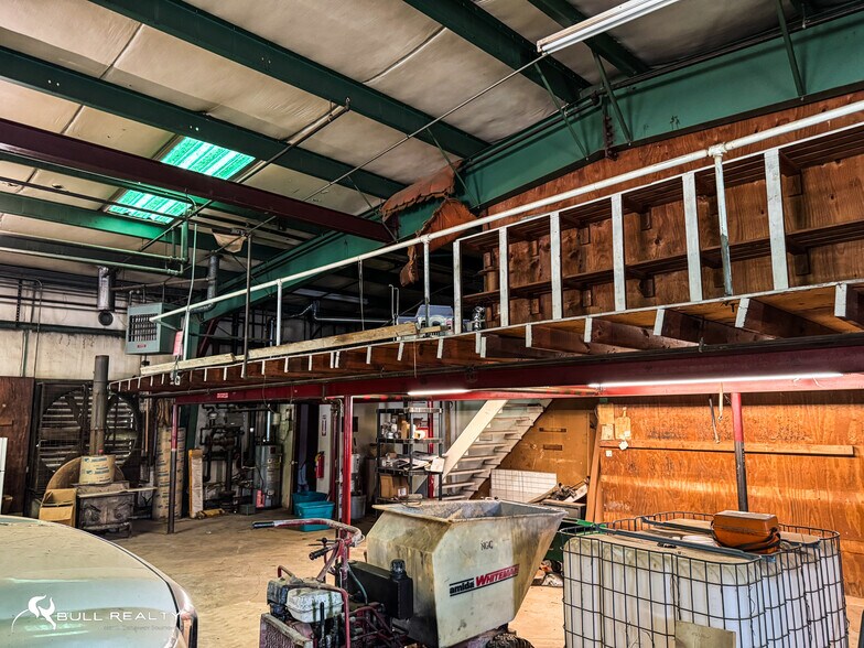 More Photos Of 106 Dixie Dr, Woodstock Warehouse For Lease