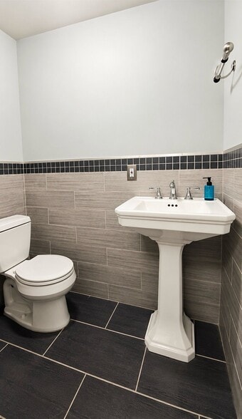More Photos Of 186 Clinton Ave, Newark Office For Lease