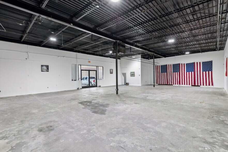 More Photos Of 2020 W Northwest Hwy, Dallas Freestanding For Sale