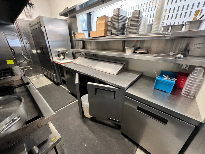 More Photos Of 452-456 N Fairfax Ave, Los Angeles Storefront For Lease