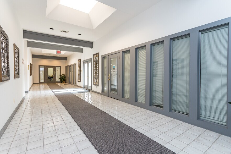 More Photos Of 2900 W Park Row Dr, Pantego Office For Sale