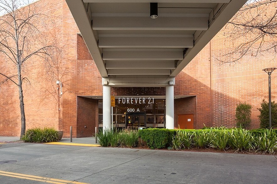 More Photos Of 600 Santa Rosa Plz, Santa Rosa Department Store For Lease