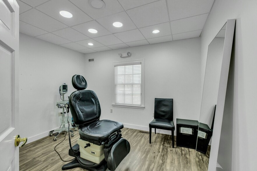 More Photos Of 139 Plandome Rd, Manhasset Medical For Sale