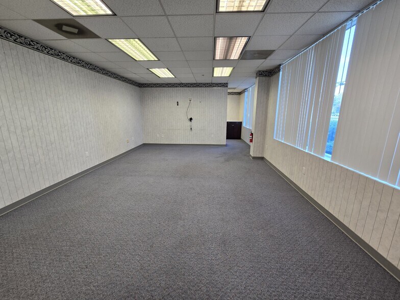 More Photos Of 805 Live Oak Dr, Chesapeake Showroom For Lease