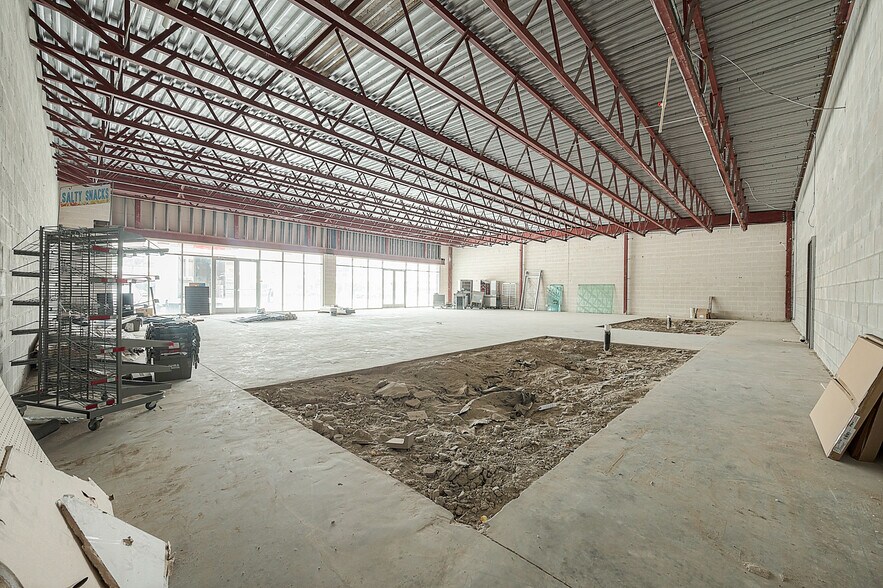 More Photos Of 7755 N Wayside Dr, Houston General Retail For Lease