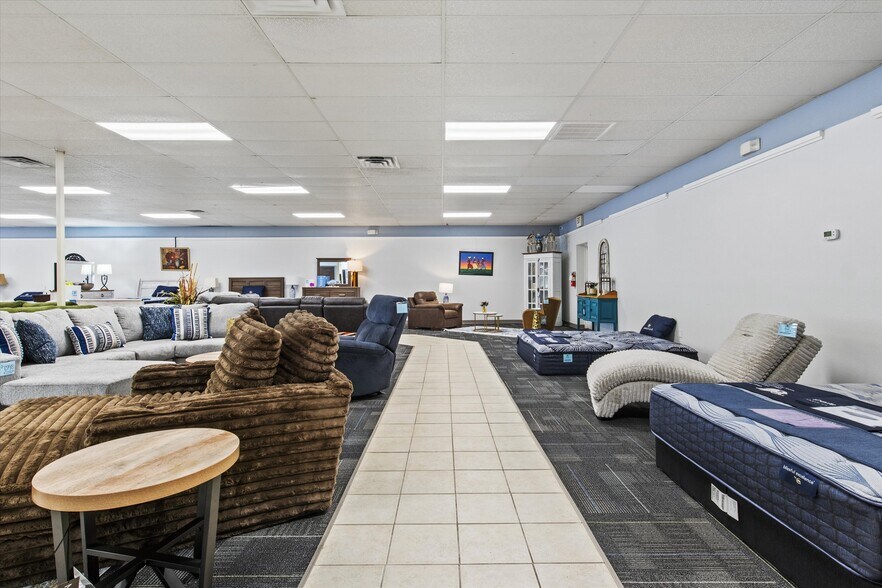 More Photos Of 304 W Jefferson St, Quincy Freestanding For Sale