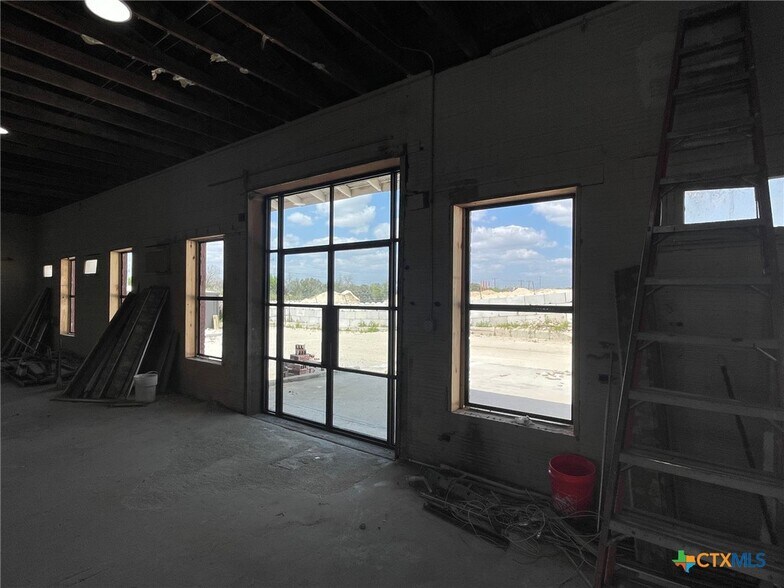 More Photos Of 1308 N Bowie St, Seguin Warehouse For Sale