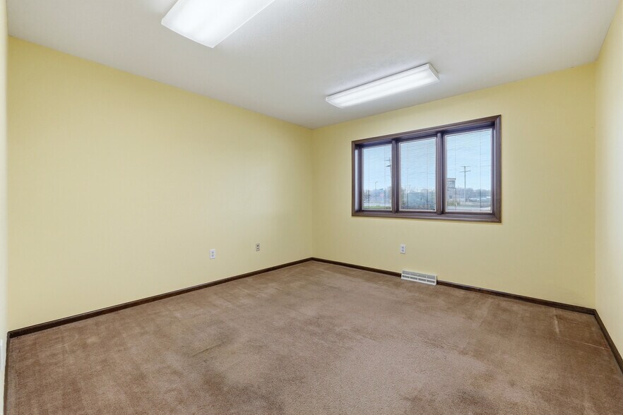 More Photos Of 3201 E Center St, Warsaw Office For Sale