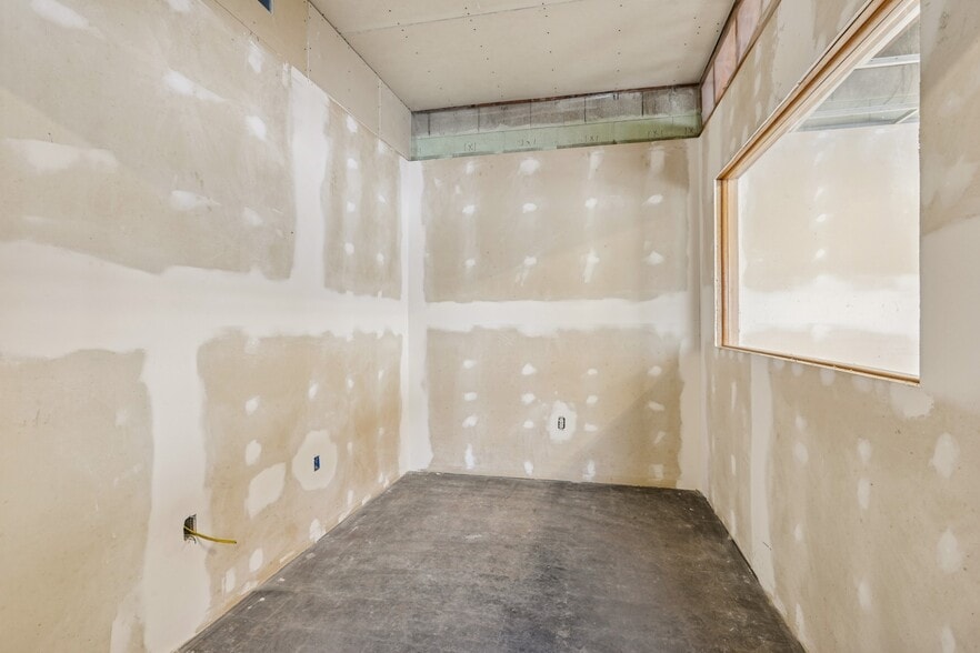 More Photos Of 1010 N Ashland Ave, Green Bay Flex For Sale