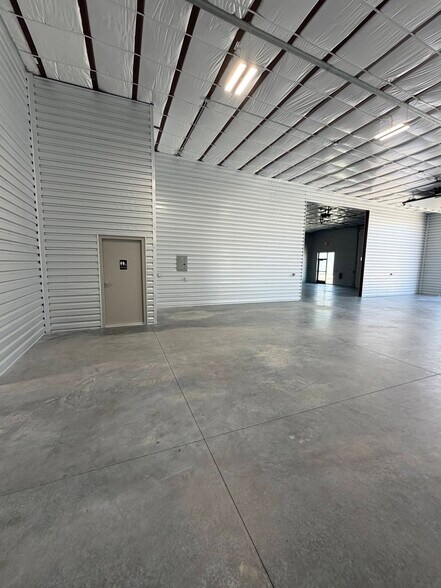 More Photos Of 540-570 N Service Rd, Saint Peters Flex For Lease
