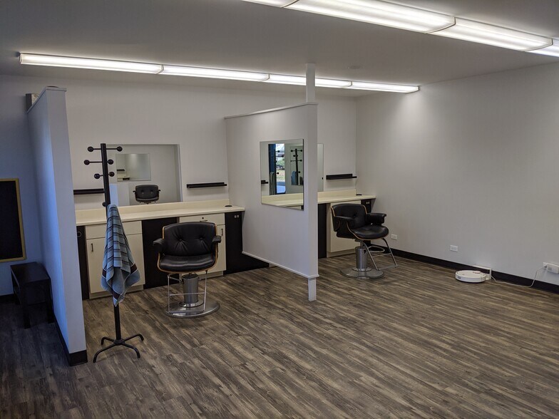 More Photos Of 2052 Western Ave, Waukegan Storefront For Lease