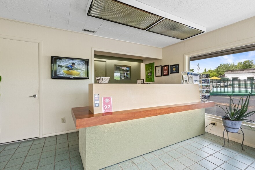 More Photos Of 310 S McCune St, Pilot Knob Hotel For Sale