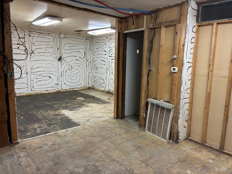 More Photos Of 637 S Main St, Nashville Freestanding For Sale