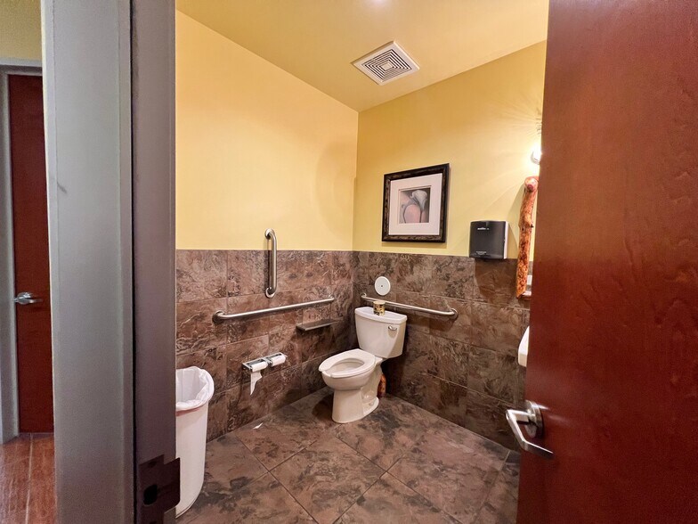 More Photos Of 9515 W Camelback Rd, Phoenix Office For Sale