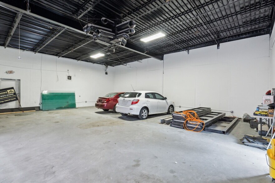 More Photos Of 2020 W Northwest Hwy, Dallas Freestanding For Sale