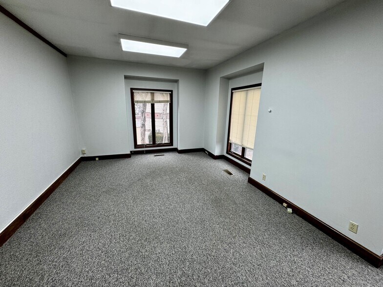 More Photos Of 6800 W 107th St, Overland Park Office For Sale