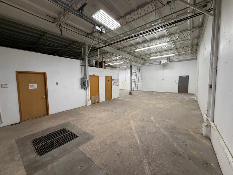 More Photos Of 1756 E Ave NE, Cedar Rapids Warehouse For Lease