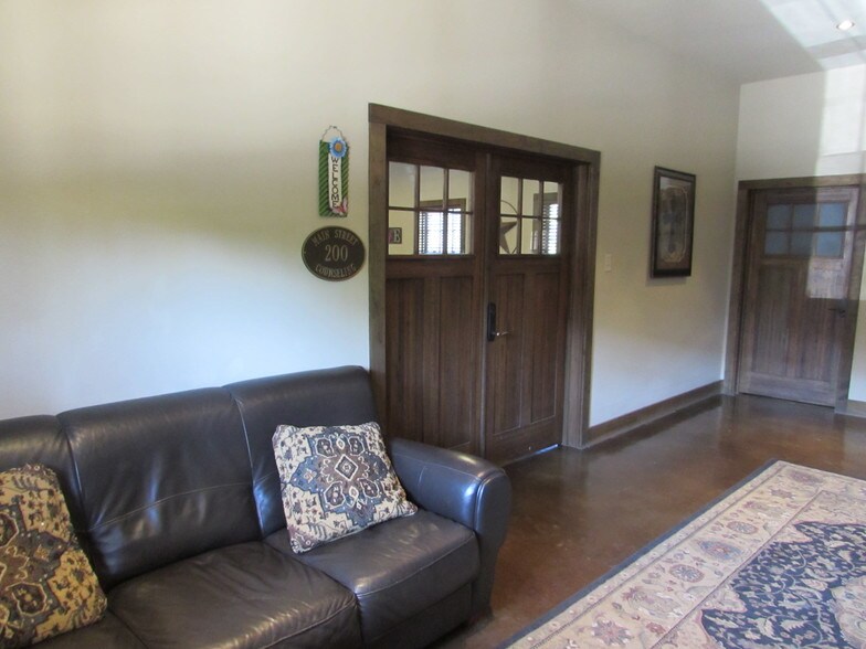 More Photos Of 621 N Main St, Grapevine Office For Sale