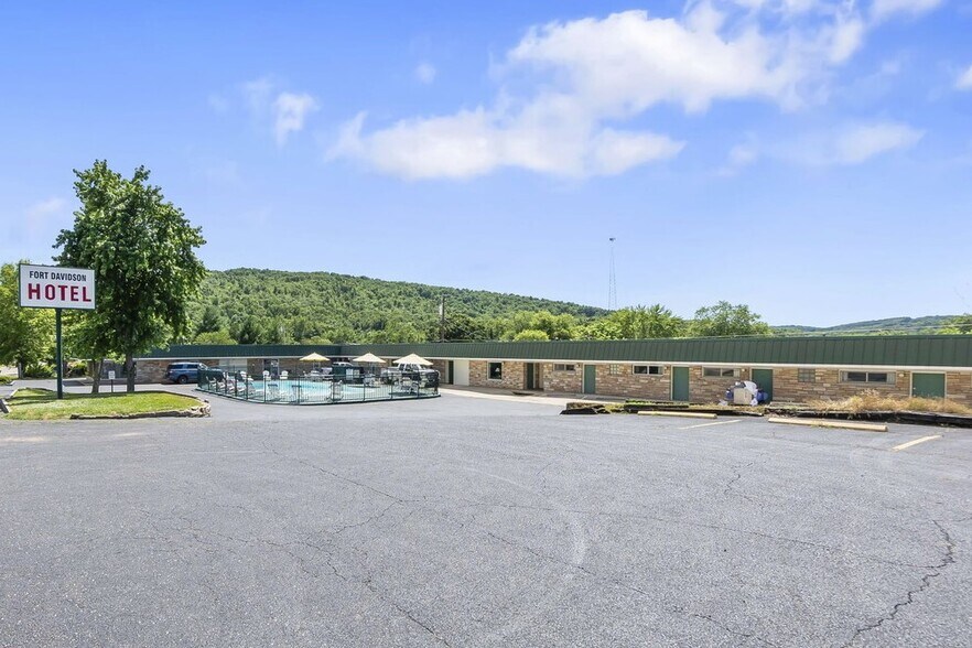 More Photos Of 310 S McCune St, Pilot Knob Hotel For Sale