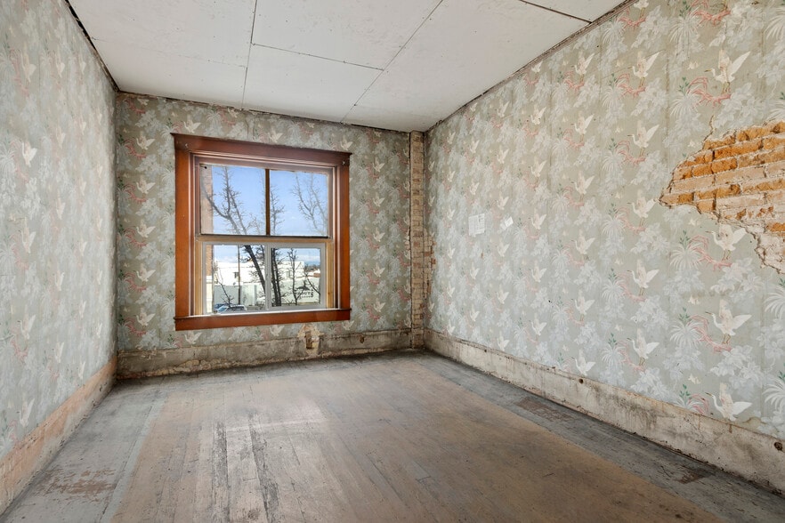 More Photos Of 1005 Main St, Buhl Storefront Retail Residential For Sale