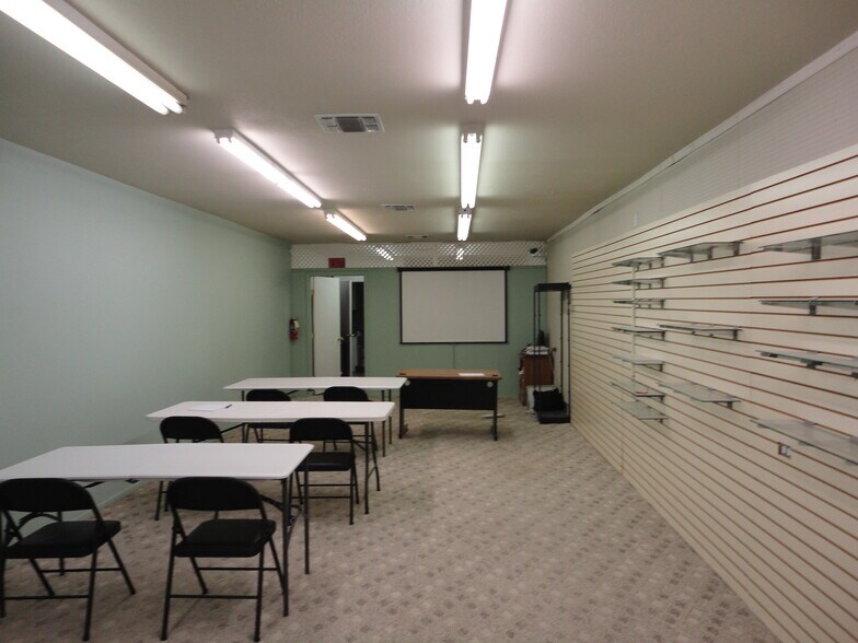 More Photos Of 119 W 2nd St, Taylor Showroom For Lease