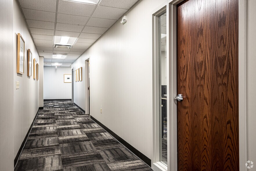 More Photos Of 5700 Broadmoor St, Mission Office For Lease