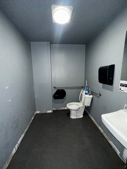 More Photos Of 12030 Bandera Rd, Helotes General Retail For Sale