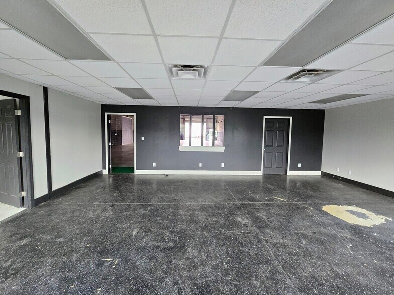 More Photos Of 19 Hannah Way, Rossville Flex For Lease