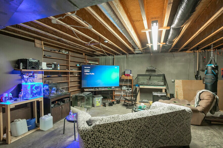 More Photos Of 1113 S Main St, Columbia Freestanding For Sale