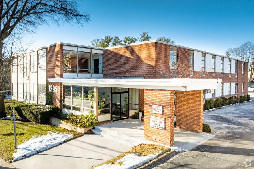 Primary Photo Of 1295 Northern Blvd, Manhasset Office For Lease