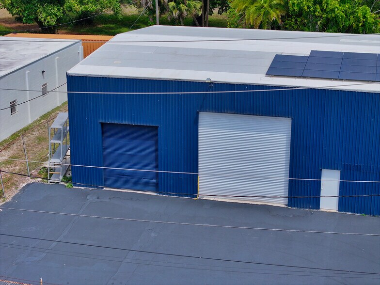 More Photos Of 2585 4th St, Fort Myers Warehouse For Lease