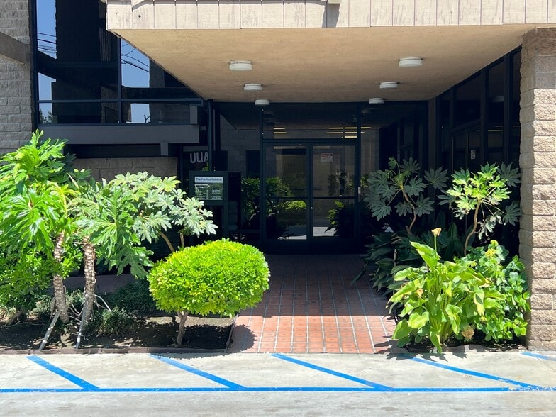 More Photos Of 18344 Oxnard St, Tarzana Warehouse For Lease