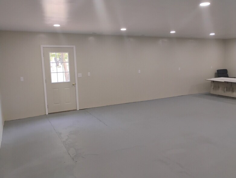 More Photos Of 210 Springfield Rd, Gillespie Flex For Sale