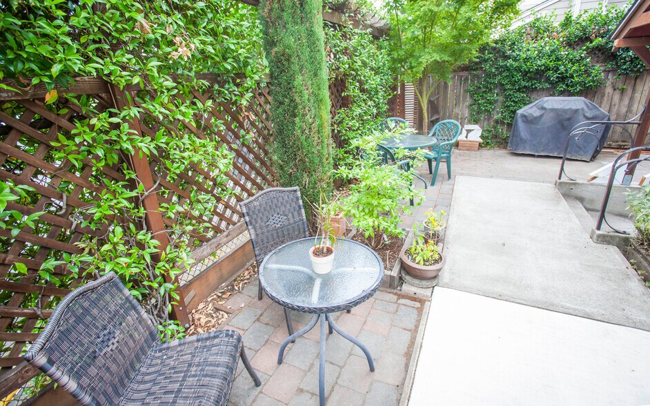 More Photos Of 1906 NW 25th Ave, Portland Apartments For Lease