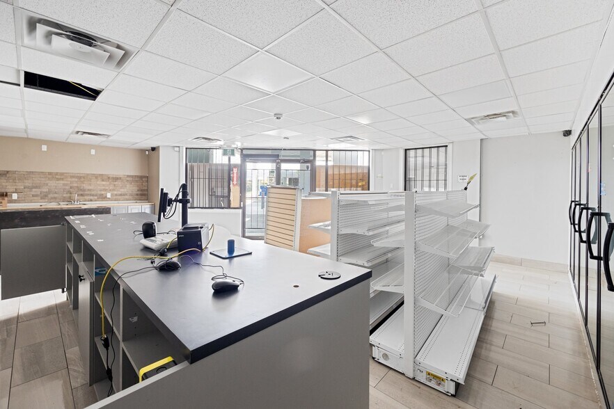 More Photos Of 33 Oak St E, Leamington Convenience Store For Sale