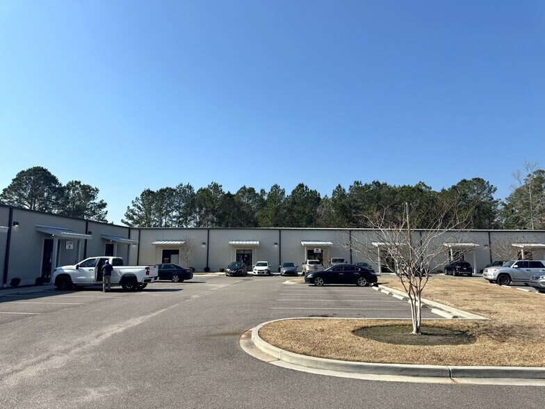 More Photos Of 61 Schinger Ave, Ridgeland Showroom For Lease