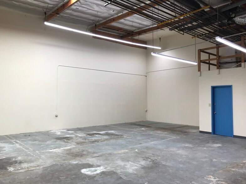 More Photos Of 8979 Complex Dr, San Diego Manufacturing For Lease