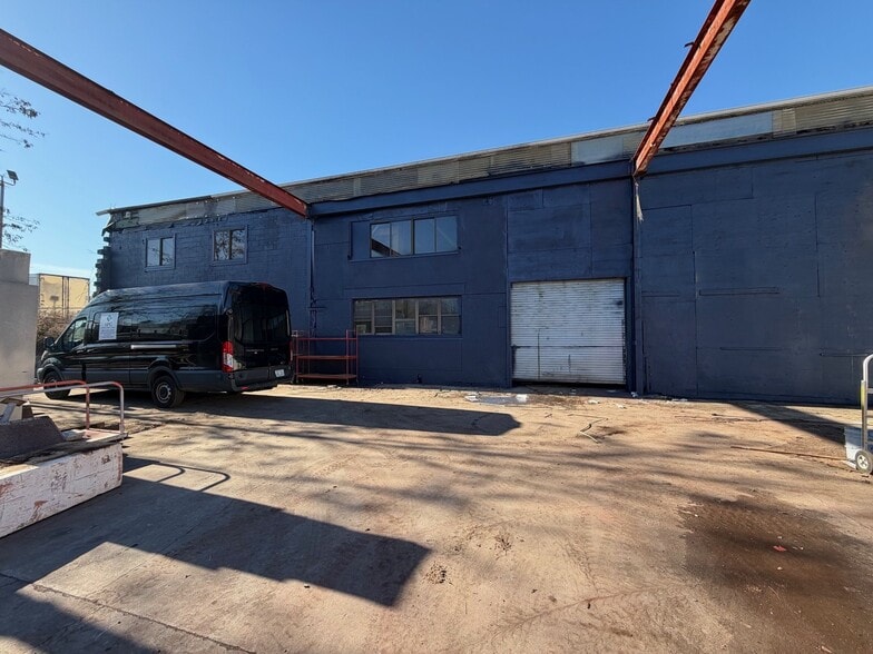 More Photos Of 55 Industrial Cir, Lincoln Distribution For Lease