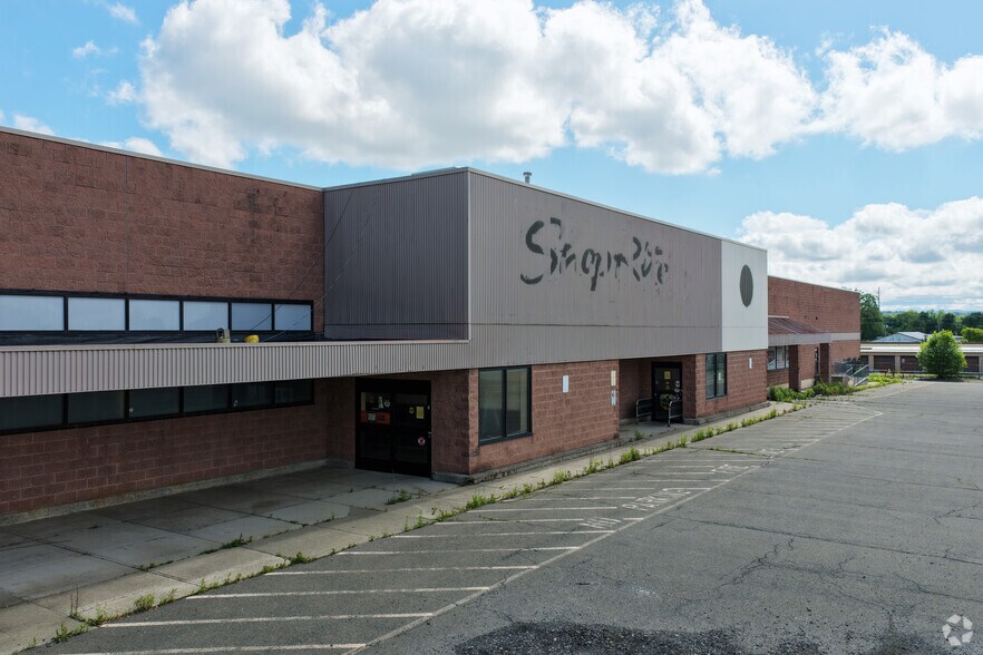 More Photos Of 70 Healy Blvd, Hudson Supermarket For Sale